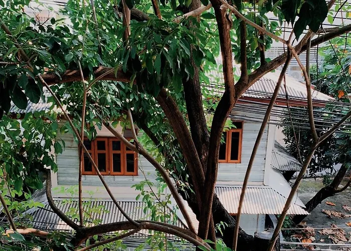 - Easy Monday Near Khaosan * Bangkok